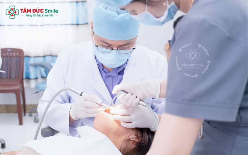 Một số trường hợp mẻ nhỏ có thể trám phục hồi, nhưng mẻ lớn phải thay mão sứ mới