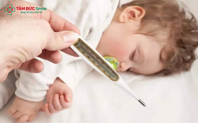 Nhiệt độ sốt do mọc răng thường dao động 37,5–38,5°C – mức sốt nhẹ và an toàn cho trẻ.