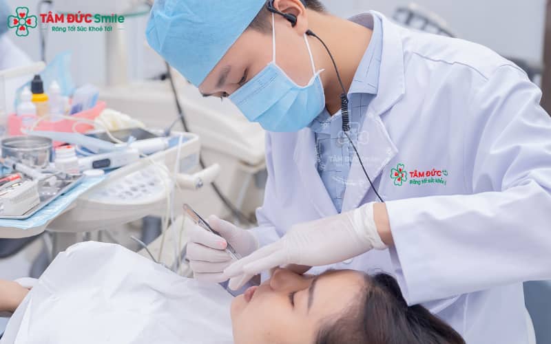 Để tránh rủi ro, hãy dán veneer tại cơ sở uy tín, sử dụng công nghệ hiện đại và kiểm tra độ khít sát trước khi gắn cố định