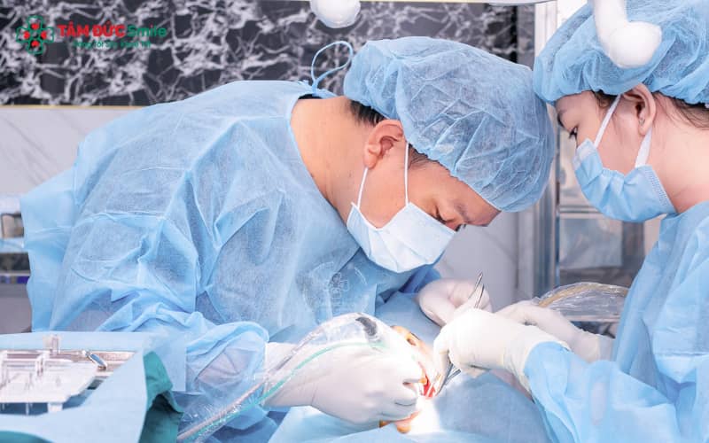 Quy trình trám răng tạm gồm thăm khám, làm sạch mô bệnh, đặt vật liệu và kiểm tra cẩn thận trước khi hoàn tất.