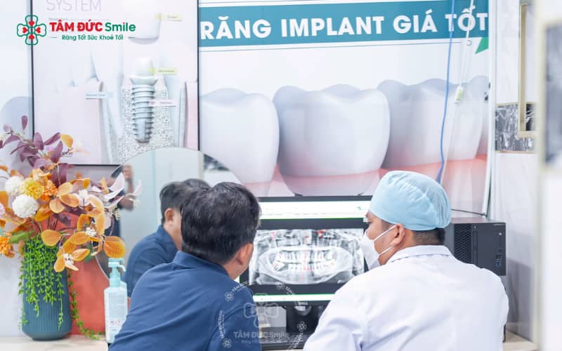 Trồng răng implant cho người cao tuổi cần lưu ý các chống chỉ định và đảm bảo an toàn tối đa