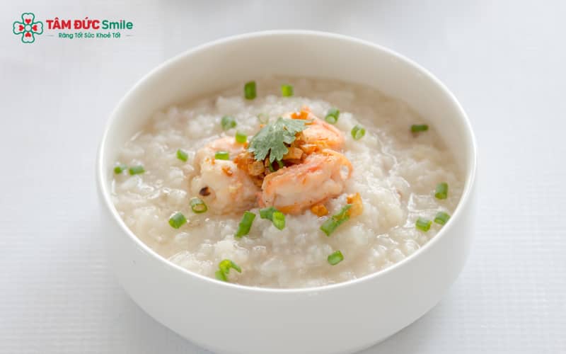 Trong 24 giờ đầu sau nhổ răng khôn, chỉ nên ăn thức ăn mềm, dễ nuốt và tránh nhai trực tiếp vào vùng mới nhổ