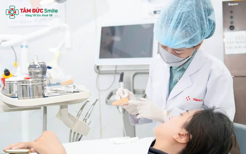 Quá trình ABC88 com đăng nhập diễn ra theo từng giai đoạn, bắt đầu từ mất khoáng men răng và có thể dẫn đến viêm tủy, biến chứng nặng nếu kéo dài