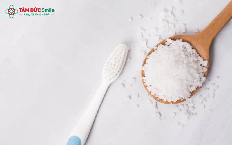 Súc miệng nước muối đúng cách giúp giảm vi khuẩn và hỗ trợ làm dịu cơn đau răng sâu tạm thời