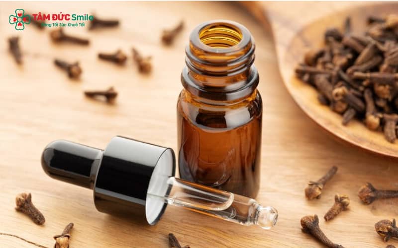 Lá lấu là một loại thảo dược dân gian, thường được sử dụng với mục đích sát khuẩn nhẹ, giảm mùi hôi