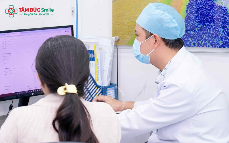 Thức ăn mắc vào lỗ nhổ răng có thể gây viêm nếu không được làm sạch đúng cách bằng bơm rửa chuyên dụng