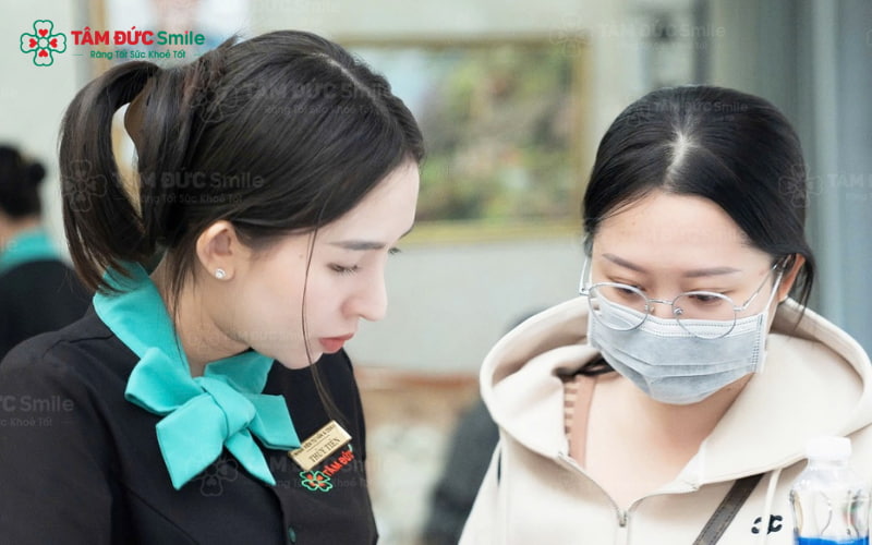 Không phải răng khểnh nào cũng nên giữ lại, đặc biệt khi răng mọc lệch gây sai khớp cắn hoặc khó vệ sinh