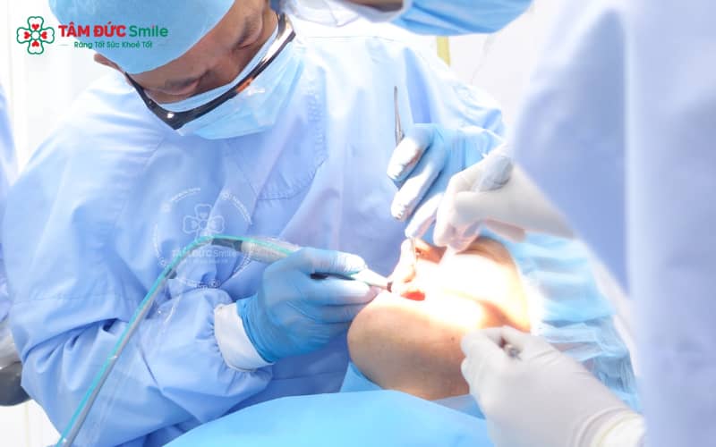 Đau nhói kéo dài, mùi hôi, sưng viêm hoặc chảy máu không ngừng là dấu hiệu bất thường cần đi khám ngay