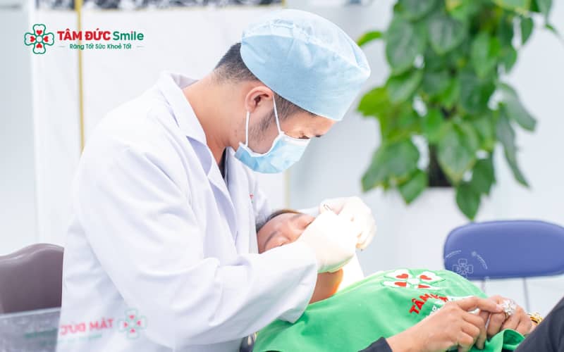 Điều trị răng khôn có mủ cần kiểm soát viêm nhiễm trước, kết hợp dùng thuốc và nhổ răng khôn khi có chỉ định để loại bỏ ổ viêm triệt để.