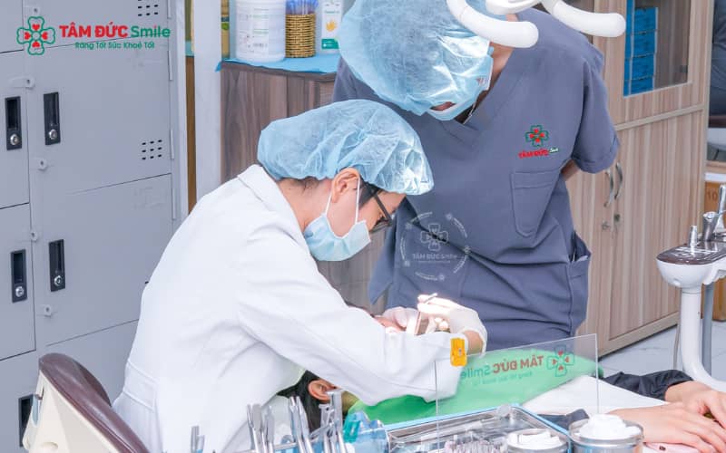 Tùy mức độ lệch và tình trạng khớp cắn, răng khểnh hàm dưới có thể được cải thiện bằng Abc87 tải ứng dụng, bọc sứ hoặc nhổ răng theo chỉ định