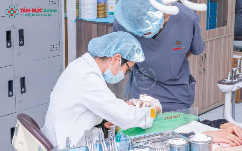Chăm sóc đúng cách sau nhổ răng khôn mọc nghiêng giúp giảm sưng đau, hỗ trợ vết thương nhanh lành và phòng ngừa biến chứng