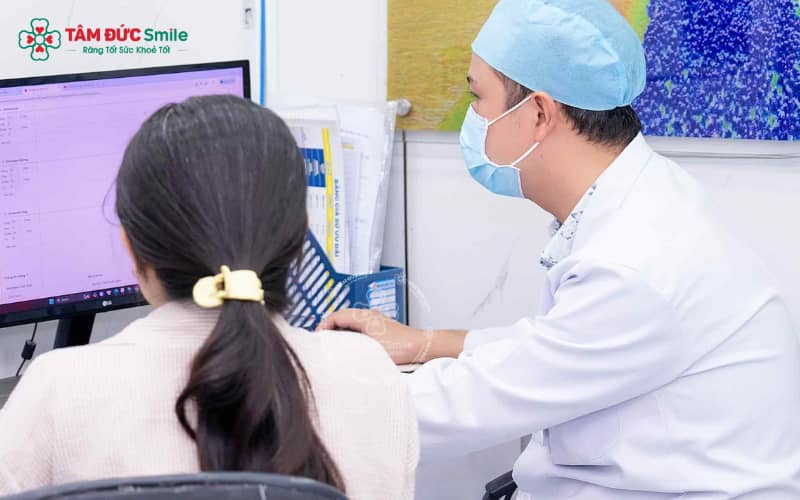 Kết hợp uống nước đúng cách và vệ sinh miệng nhẹ nhàng để giảm nguy cơ viêm nhiễm