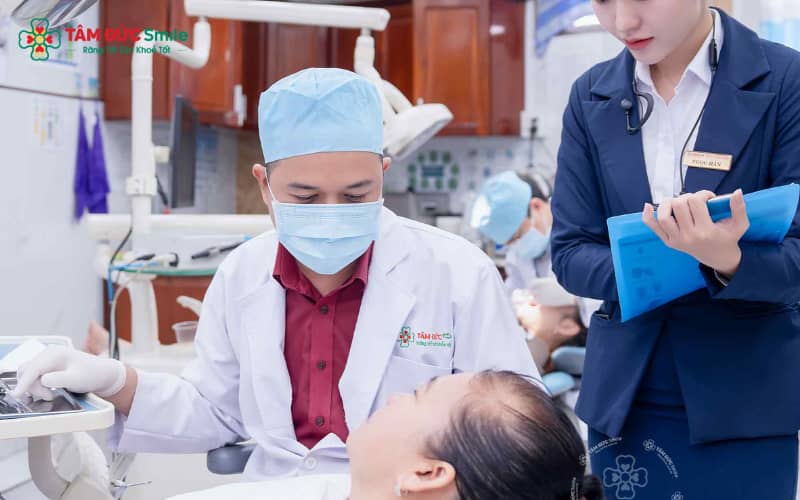 Sau khi nhổ răng, người bệnh chỉ nên uống nước mát hoặc nước đá sau khoảng 24 giờ