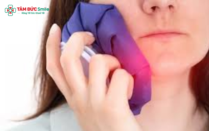 Các loại thực phẩm cứng, dai, cay nóng hoặc có cồn có thể làm tổn thương vết nhổ răng khôn và gây chảy máu kéo dài