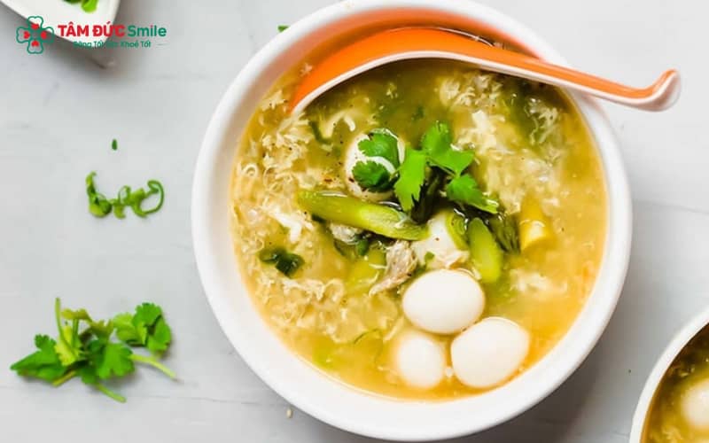 Bạn chỉ nên ăn sau 2–3 giờ khi cục máu đông đã ổn định để tránh chảy máu trở lại