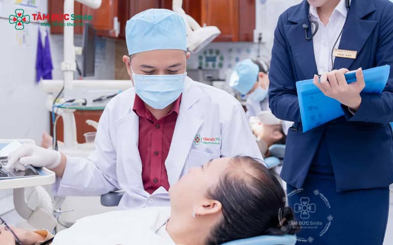 Quy trình nhổ răng sâu được thực hiện nhẹ nhàng, vô khuẩn và an toàn, giúp giảm đau và hạn chế nhiễm trùng