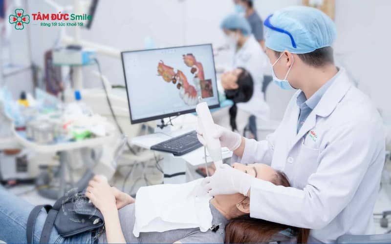 Cha mẹ nên đưa trẻ đi khám ngay khi trẻ đau răng dữ dội, sưng nướu, có lỗ sâu lớn