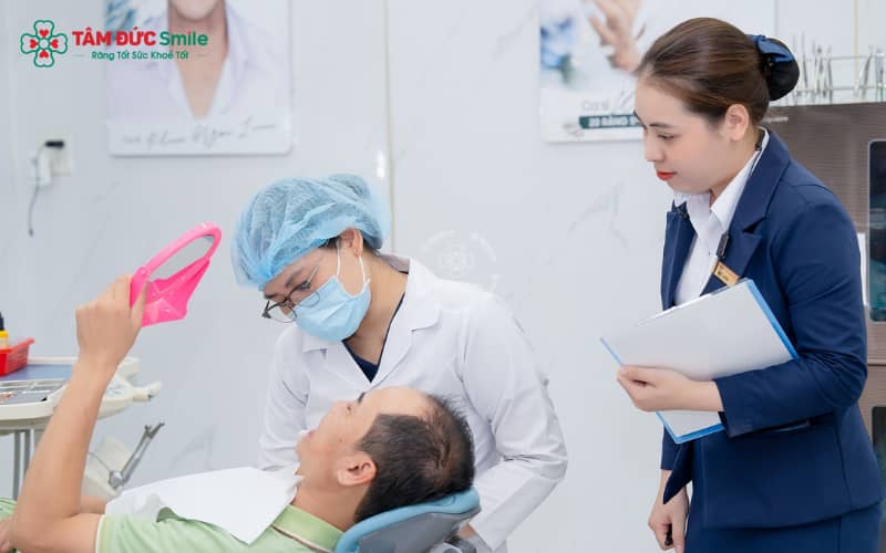 Trồng răng cấm được thực hiện dưới gây tê, giúp hạn chế đau nhức và thời gian hoàn tất tùy theo từng phương pháp
