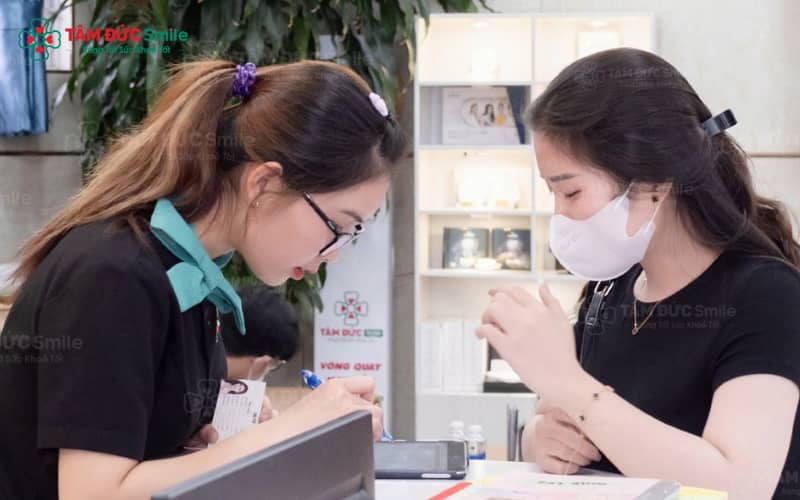 Điều trị tủy răng bị thối cần được thực hiện theo quy trình chuẩn gồm thăm khám, làm sạch ống tủy, trám bít và phục hình để bảo tồn răng thật
