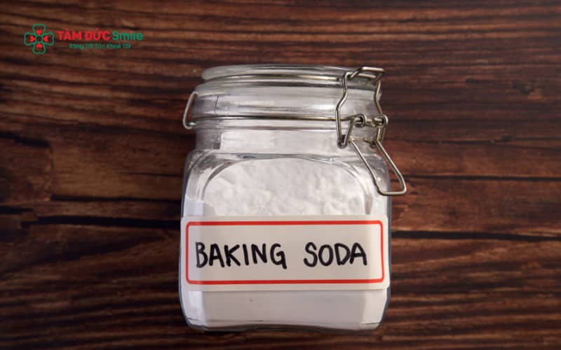 Baking soda thường được nhiều người sử dụng tại nhà với mục đích hỗ trợ làm sạch mảng bám trên bề mặt răng