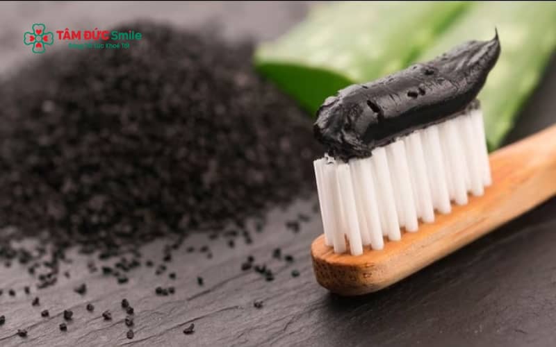 Than hoạt tính có khả năng hấp phụ mảng bám trên bề mặt răng, tuy nhiên hiệu quả làm trắng đối với răng ố vàng lâu năm còn hạn chế
