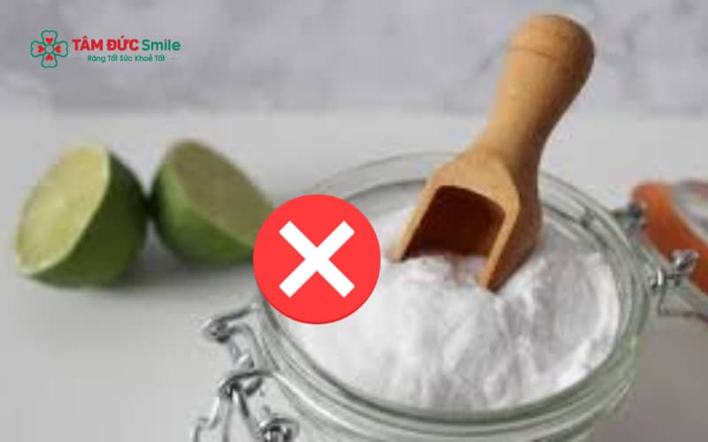 Muối kết hợp chanh hoặc baking soda có tính mài mòn và axit cao