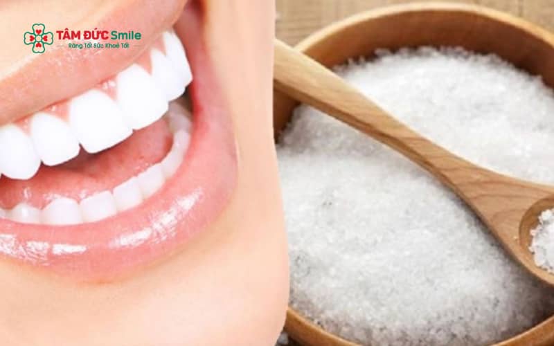 Muối có tính sát khuẩn nhẹ, giúp hỗ trợ giảm mảng bám mềm trên bề mặt răng