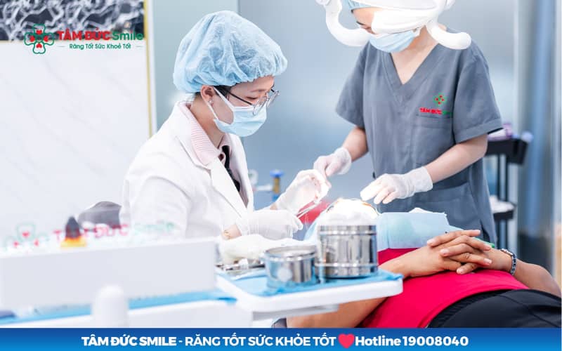 Cần đi khám ngay khi xuất hiện sốt, mủ quanh răng, hôi miệng nặng, há miệng khó hoặc đau lan lên tai – thái dương