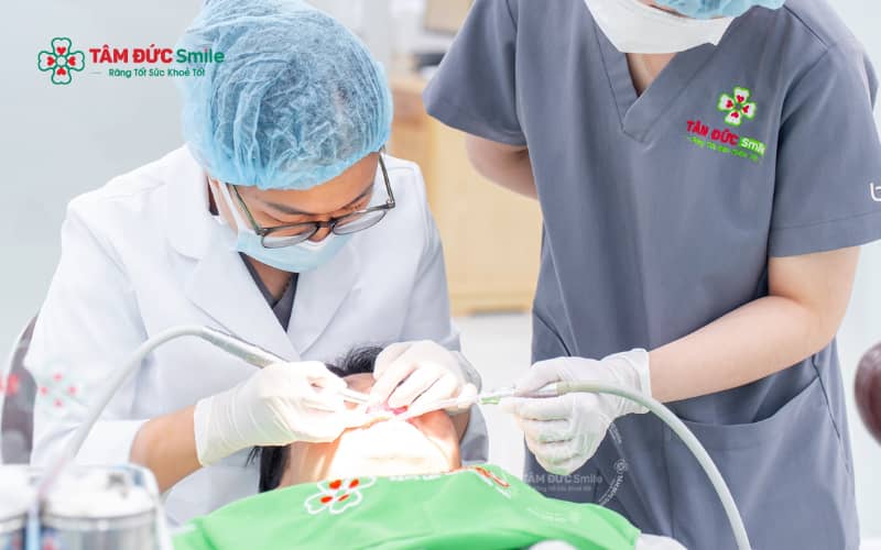 Điều trị răng chết tuỷ nhằm loại bỏ mô tuỷ hoại tử, làm sạch ống tuỷ và phục hồi răng, giúp bảo tồn răng thật và ngăn ngừa biến chứng
