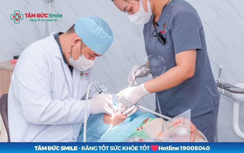 Lấy tủy răng khi cho con bú thường sử dụng gây tê cục bộ với liều an toàn, lượng thuốc vào sữa mẹ rất thấp và hầu như không ảnh hưởng đến trẻ.