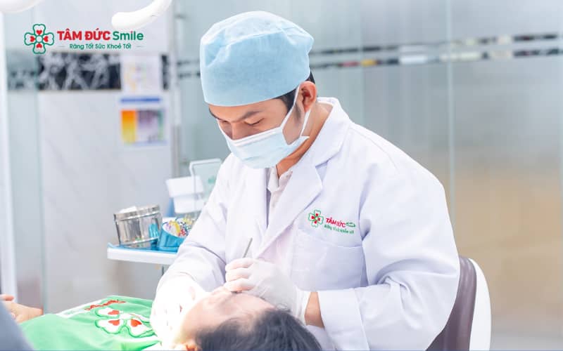 Đánh bóng răng giúp răng sáng sạch tự nhiên nhưng không thay đổi màu răng như phương pháp tẩy trắng