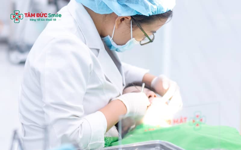 Hô răng ở trẻ có thể xuất phát từ nhiều nguyên nhân kết hợp, bao gồm thói quen xấu từ sớm, yếu tố di truyền và sự phát triển chưa cân đối của Abc8.com link truy cập