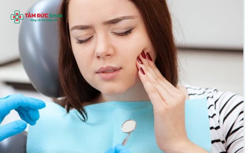 Ê buốt răng là cảm giác đau nhói xuất hiện đột ngột khi răng tiếp xúc với nóng, lạnh hoặc chua, cần được xử lý sớm để tránh tổn thương răng nặng hơn