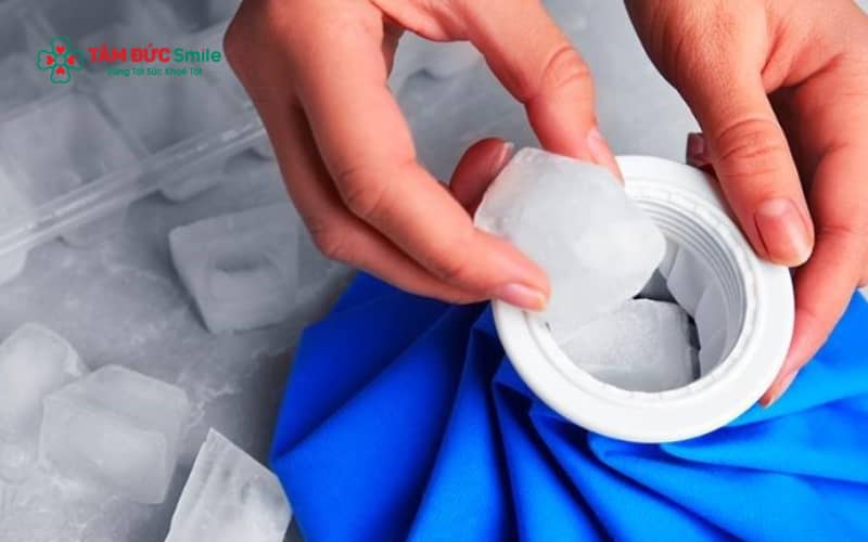 Chườm lạnh bên ngoài vùng má có thể giúp giảm đau và ê buốt răng tạm thời nhờ làm dịu các dây thần kinh