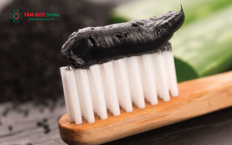 Than hoạt tính có khả năng hấp phụ mảng bám và sắc tố gây xỉn màu, hỗ trợ răng sáng hơn nhưng không thể loại bỏ Abc8com nổ hũ cứng