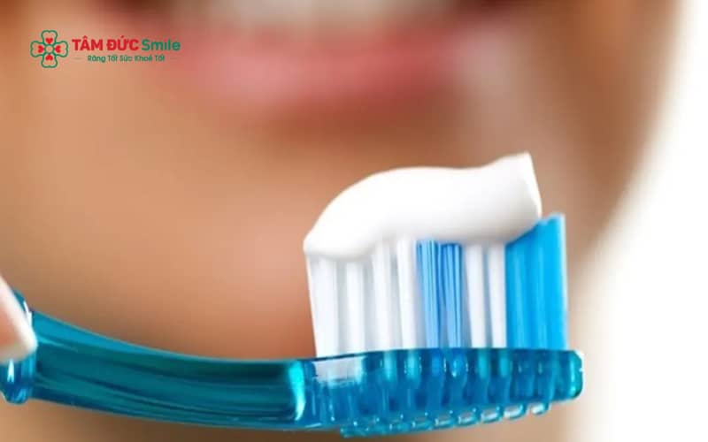 Kem đánh răng chứa fluor và các hoạt chất giúp bảo vệ răng, nhưng khi nuốt với lượng lớn, một số thành phần có thể gây kích ứng
