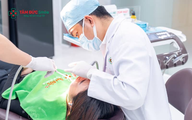 Răng cửa to và hô làm khuôn mặt mất cân đối, khó khép môi, cười kém tự nhiên và có thể ảnh hưởng đến phát âm, tâm lý người bệnh