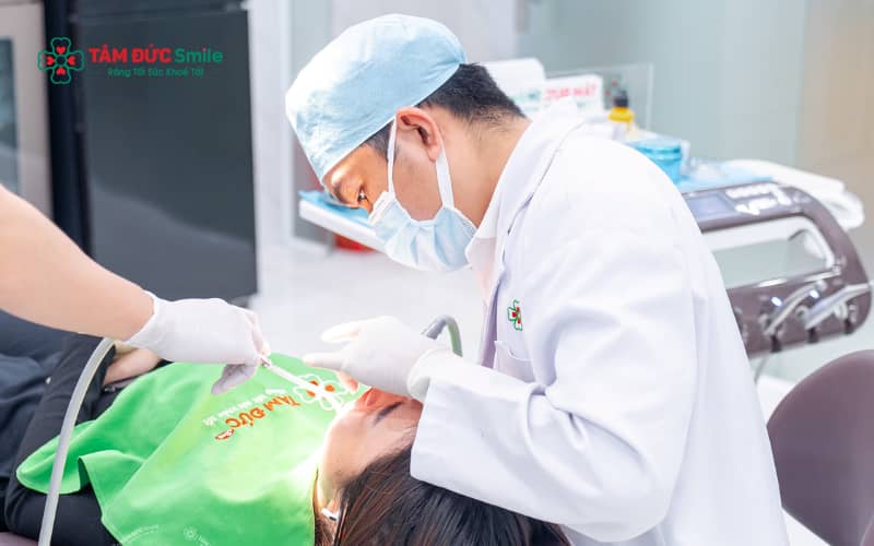 Tình trạng răng hô làm môi dày thường xuất phát từ răng cửa nhô, hô hàm, thói quen xấu thời thơ ấu hoặc sự mất cân đối giữa răng và mô mềm quanh miệng