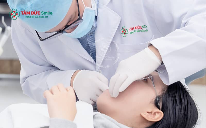 Điều trị sâu men răng chủ yếu tập trung vào tái khoáng men răng hoặc trám răng sớm nhằm bảo tồn răng thật và ngăn ngừa tổn thương tiến triển