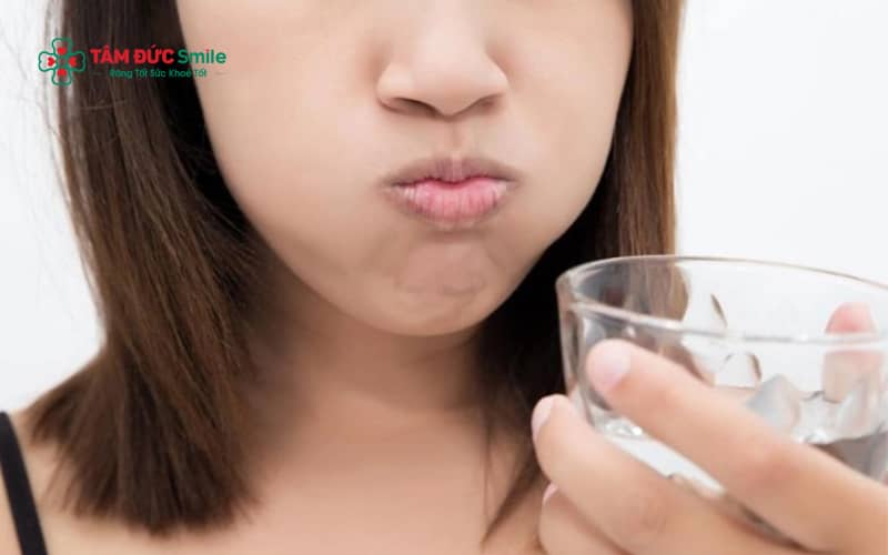 Súc miệng bằng nước muối ấm giúp làm sạch Abc8 uy tín chất lượng an toàn bảo mật tạo nên thương hiệu, giảm vi khuẩn và hỗ trợ cải thiện tình trạng sưng nướu răng