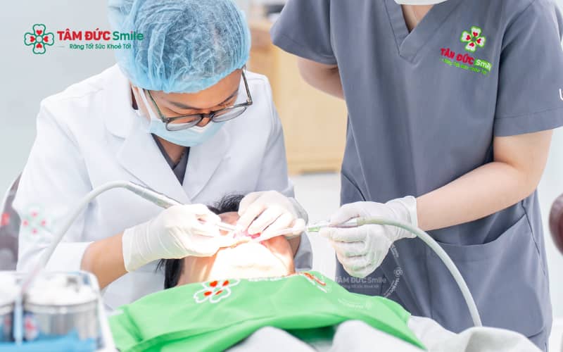 Răng sâu gây viêm hoặc hoại tử tủy thường cần lấy tủy để loại bỏ ổ viêm và bảo tồn răng thật lâu dài