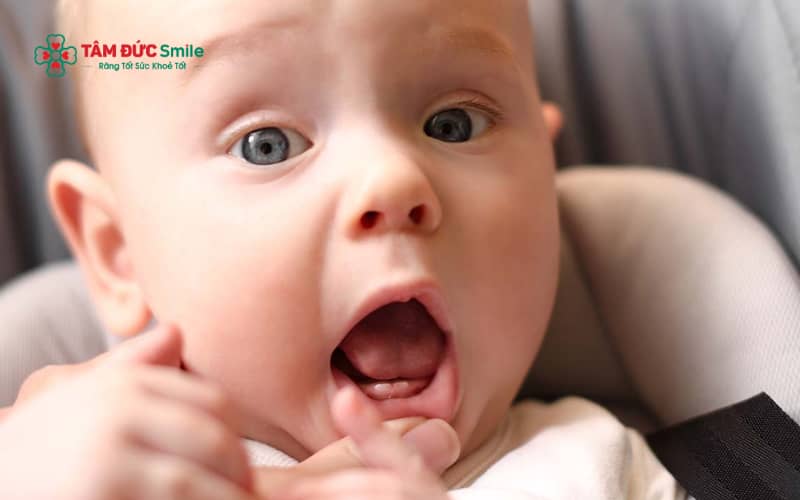 Việc trẻ mọc răng không đúng thứ tự chuẩn không hẳn là bất thường nếu bé vẫn ăn uống, tăng trưởng và sinh hoạt bình thường