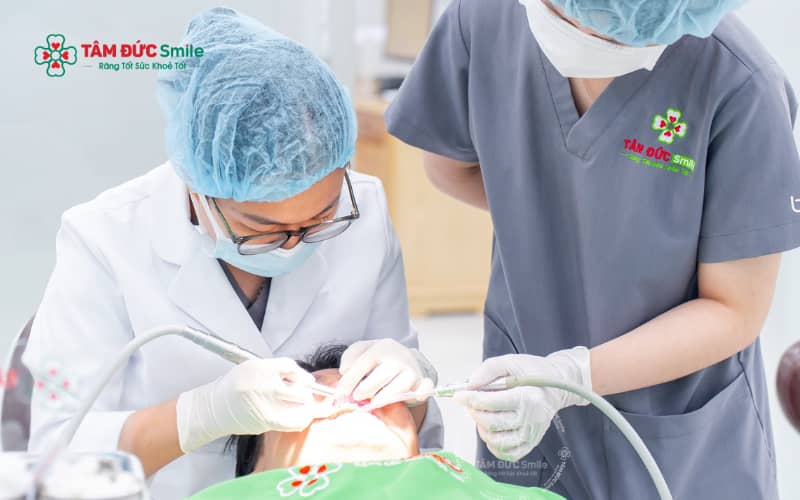 Răng đã lấy tủy có thể kém cảm giác và dễ giòn hơn răng thật, nhưng vẫn bền chắc nếu được phục hình và chăm sóc đúng cách