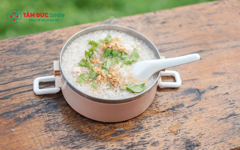 Sau khi Abc87 tải ứng dụng, người bệnh nên ăn cháo và thực phẩm mềm trong vài ngày đầu để giảm đau và tránh tác động lên mắc cài.