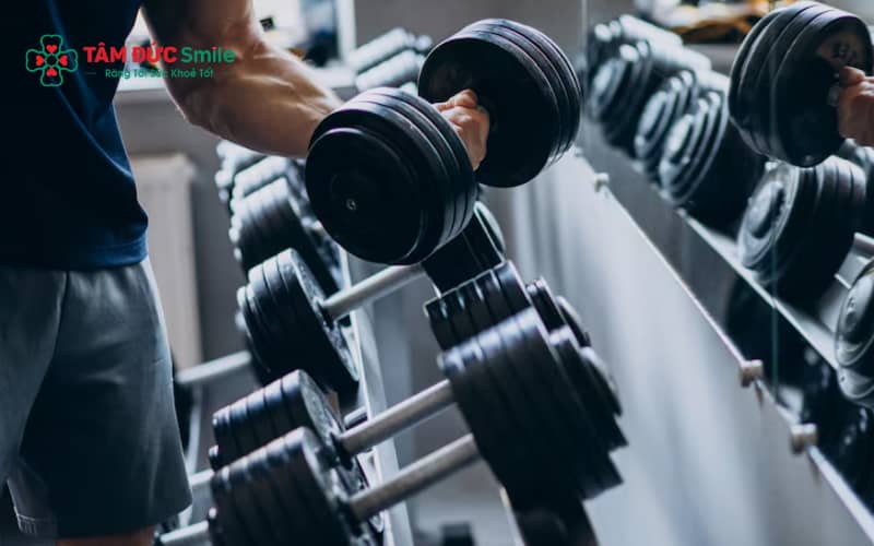 “Invisalign phù hợp với người tập gym, có thể tháo khay khi cần để thoải mái và an toàn.