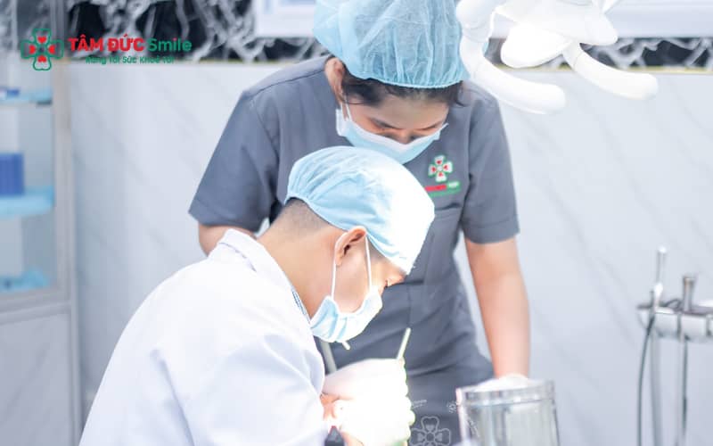 Chườm lạnh, dùng thuốc đúng chỉ định và chăm sóc hậu phẫu đúng cách giúp giảm đau thái dương hiệu quả sau khi nhổ răng khôn.