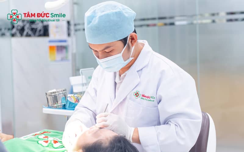 Các trường hợp răng khôn mọc lệch, mọc ngầm hoặc bệnh nhân có bệnh lý nền thường được chỉ định xét nghiệm máu trước khi nhổ