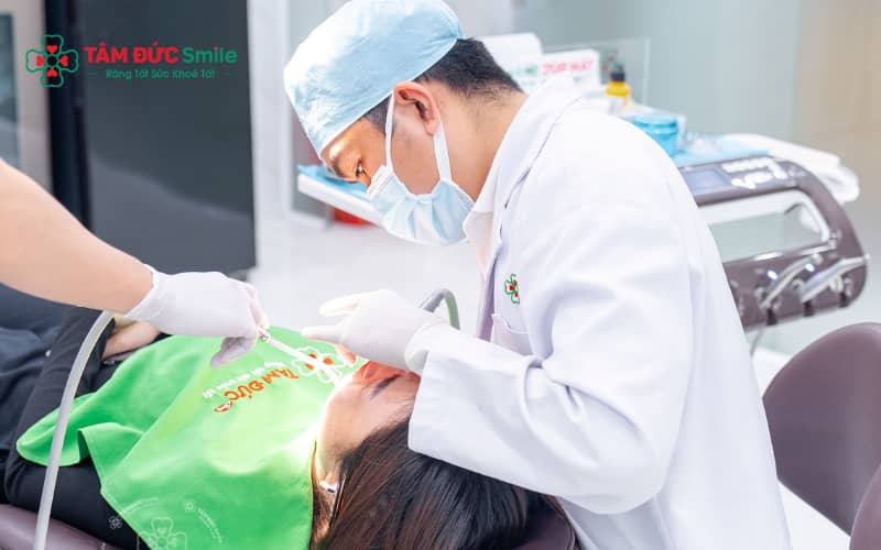 Sau nhổ răng khôn, cần cắn gạc đúng cách, nghỉ ngơi và theo dõi để kiểm soát chảy máu hiệu quả