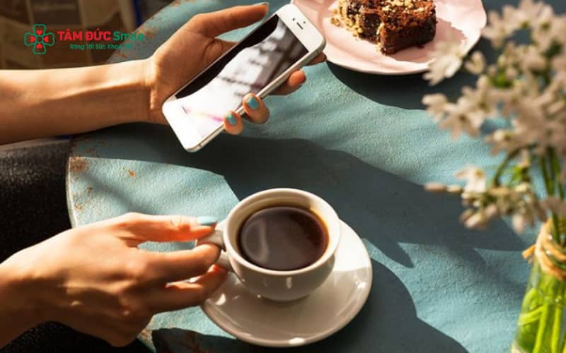 Uống cà phê quá sớm sau khi nhổ răng khôn có thể làm tan cục máu đông và tăng nguy cơ biến chứng