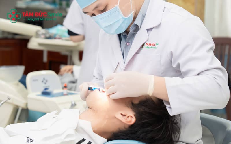 Quy trình mài răng cấm chuẩn kỹ thuật, từ 0,5–1 mm, giúp giảm đau và bảo vệ tủy răng khi bọc sứ